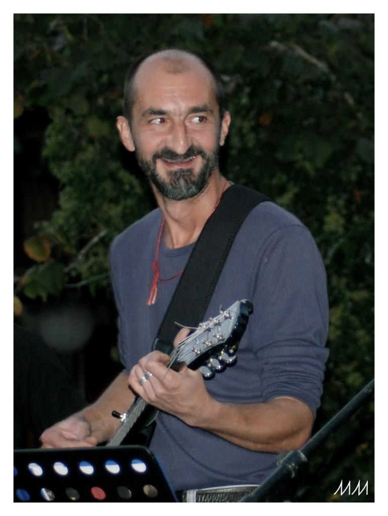 Stéphane, Nestor, guitare rythmique